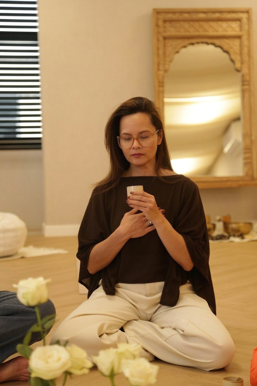 Vrouw in meditatie met ceremoniële cacao