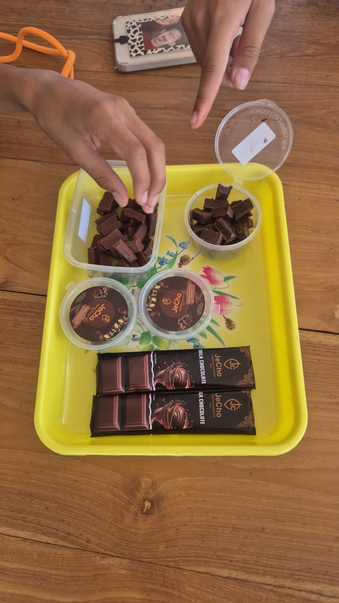 Proeverij van pure cacao, chocolade met dadels en melkchocolade op een dienblad in de cacaofabriek