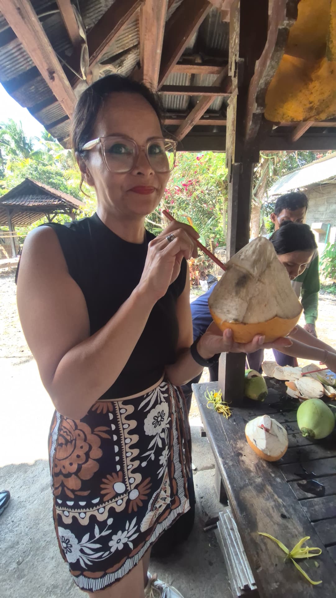 Cenny drinkt een verse kokosnoot op de plantage op Bali